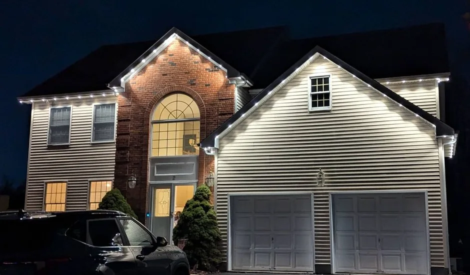 Holiday roofline lighting